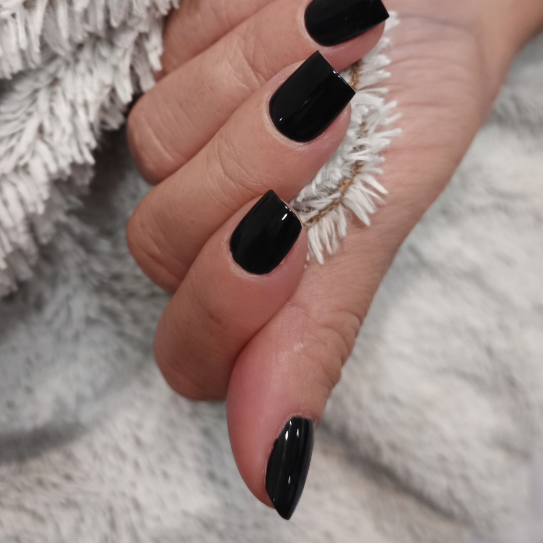 Pose de vernis semi permanent noir